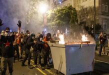 Eπεισόδια και υποκινούμενες ταραχές μπροστά από τον Λευκό Οίκο – Φωτιές και πλαστικές σφαίρες (βίντεο) Eπεισόδια και υποκινούμενες ταραχές μπροστά από τον Λευκό Οίκο - Φωτιές και πλαστικές σφαίρες