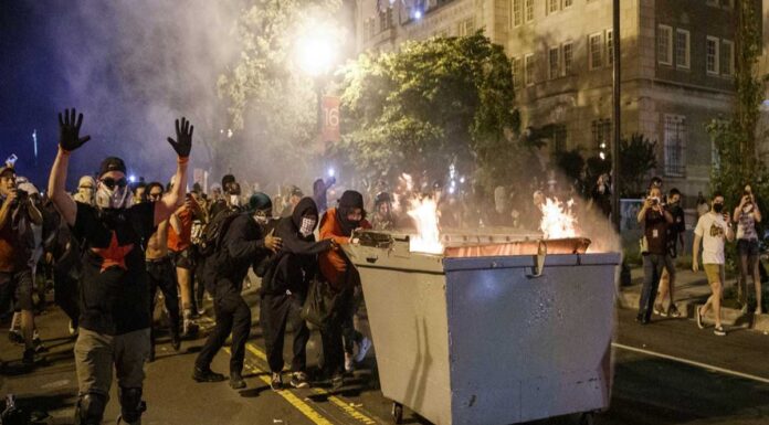 Eπεισόδια και υποκινούμενες ταραχές μπροστά από τον Λευκό Οίκο – Φωτιές και πλαστικές σφαίρες (βίντεο) Eπεισόδια και υποκινούμενες ταραχές μπροστά από τον Λευκό Οίκο - Φωτιές και πλαστικές σφαίρες