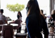 Βροχή τα πρόστιμα στο Ηράκλειο: «Ξέχασαν» τις μάσκες οι υπάλληλοι των μαγαζιών Έπεσαν καμπάνες σήμερα (20/6) στο Ηράκλειο της Κρήτης, και μάλιστα πολλές.