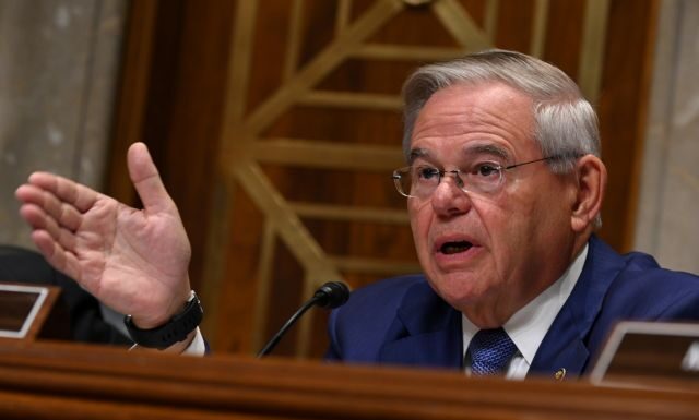 «Βόμβες» Μενέντεζ: Καταγγέλλει τις τουρκικές προκλήσεις κατά Ελλάδας και Κύπρου – Ζητά την ενεργοποίηση κυρώσεων Ο γερουσιαστής Μενέντεζ καλεί τον υπουργό Εξωτερικών, Μάικ Πομπέο, να εφαρμόσει πλήρως τις βασικές προβλέψεις του Νόμου για την Εταιρική Σχέση Ασφάλειας και Ενέργειας στην Ανατολική Μεσόγειο