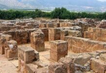 Τεράστια αρχαιολογική ανακάλυψη στα Μάλια Οι αρχαιολόγοι μιλούν για ένα τεράστιας σημασίας αρχαιολογικό εύρημα καθώς ποτέ στο παρελθόν δεν έχουν βρεθεί σε έναν τόσο μεγάλο τάφο με τέτοιο αριθμό σαρκοφάγων.