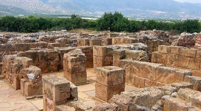 Τεράστια αρχαιολογική ανακάλυψη στα Μάλια Οι αρχαιολόγοι μιλούν για ένα τεράστιας σημασίας αρχαιολογικό εύρημα καθώς ποτέ στο παρελθόν δεν έχουν βρεθεί σε έναν τόσο μεγάλο τάφο με τέτοιο αριθμό σαρκοφάγων.
