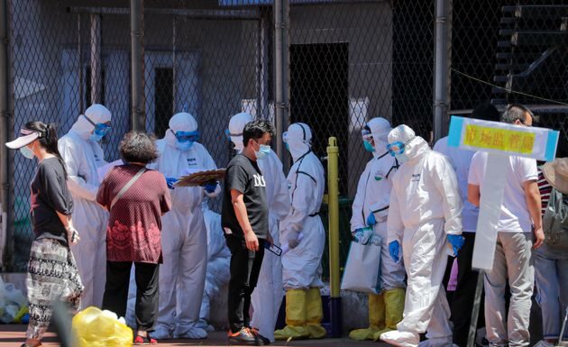 Τον υψηλότερο αριθμό κρουσμάτων από τον Απρίλιο ανέφερε η Κίνα – Κοντά στα 8 εκατ. παγκοσμίως Καταγραφή κατοίκων που ζουν γύρω από την αγορά τροφίμων που έκλεισε το Πεκίνο μαζί με 11 συνοικίες.