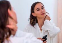 Πώς να χρησιμοποιήσετε το ροδόνερο στην καθημερινή σας ρουτίνα ομορφιάς Συγκεντρώσαμε τους 4 καλύτερους τρόπους που μπορείτε να χρησιμοποιήσετε το ροδόνερο στη beauty routine σας: