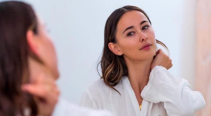 Πώς να χρησιμοποιήσετε το ροδόνερο στην καθημερινή σας ρουτίνα ομορφιάς Συγκεντρώσαμε τους 4 καλύτερους τρόπους που μπορείτε να χρησιμοποιήσετε το ροδόνερο στη beauty routine σας: