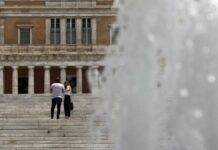 Συνολάκης: “Ζοφερά τα σενάρια για το κλίμα, θα έχουμε 60 μέρες καύσωνα το χρόνο” Ο κ. Συνολάκης ανέλυσε ποιες επιπτώσεις θα έχουν αυτές οι κλιματικές αλλαγές στο φυσικό περιβάλλον, την αγροτική παραγωγή και την καθημερινότητά μας.