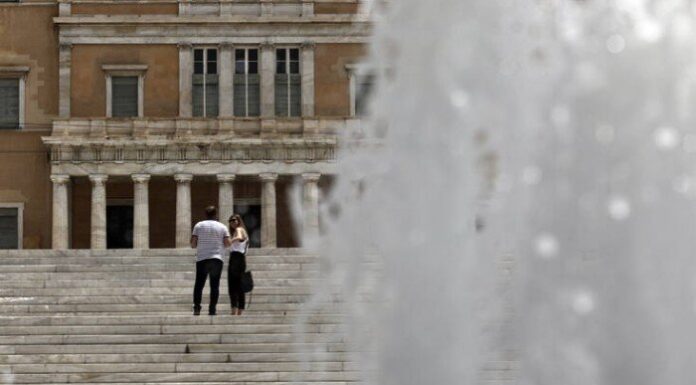 Συνολάκης: “Ζοφερά τα σενάρια για το κλίμα, θα έχουμε 60 μέρες καύσωνα το χρόνο” Ο κ. Συνολάκης ανέλυσε ποιες επιπτώσεις θα έχουν αυτές οι κλιματικές αλλαγές στο φυσικό περιβάλλον, την αγροτική παραγωγή και την καθημερινότητά μας.