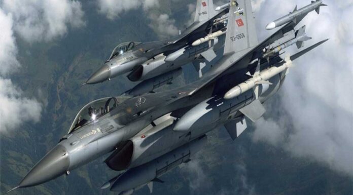 Διθέσιο F-16 Viper απογειώνεται έχοντας στην θέση του co-pilot μία γυναίκα Μετά από αρκετές εβδομάδες ανάπαυλας, η τουρκική Αεροπορία, επανήλθε στις τακτικές αμφισβήτησης της ελληνικής κυριαρχίας, πετώντας πριν από λίγη ώρα πάνω από ελληνικά νησιά, και συγκεκριμένα τη Χίο, τις Οινούσσες και την Παναγιά.