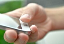 Άνδρας τραβά παράνομα φωτογραφίες γυναικών σε παραλία της Κρήτης (φωτο) Όση ώρα είναι στην παραλία δε σταματά να τραβά φωτογραφίες γυναικών με μαγιό