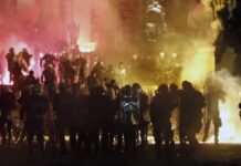 «Κόλαση» στη Σερβία: Νέα εισβολή στη Βουλή – Οι πολίτες δεν δέχονται τις απαγορεύσεις για τον κορωνοϊό (βίντεο) «Κόλαση» στη Σερβία: Νέα εισβολή στη Βουλή - Οι πολίτες δεν δέχονται τις απαγορεύσεις για τον κορωνοϊό