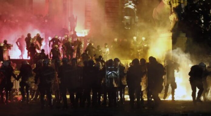 «Κόλαση» στη Σερβία: Νέα εισβολή στη Βουλή – Οι πολίτες δεν δέχονται τις απαγορεύσεις για τον κορωνοϊό (βίντεο) «Κόλαση» στη Σερβία: Νέα εισβολή στη Βουλή - Οι πολίτες δεν δέχονται τις απαγορεύσεις για τον κορωνοϊό