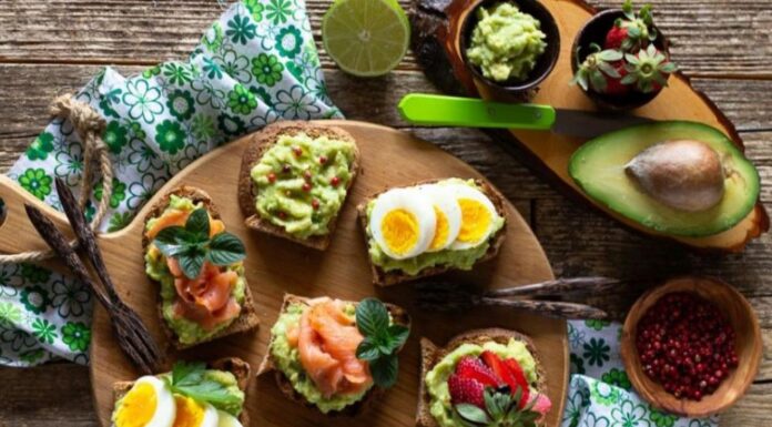 Οι πιο νόστιμες ιδέες για να φτιάξετε αβοκάντο τοστ Ας δούμε πώς θα φτιάξουμε τα πιο νόστιμα αβοκάντο τοστ.