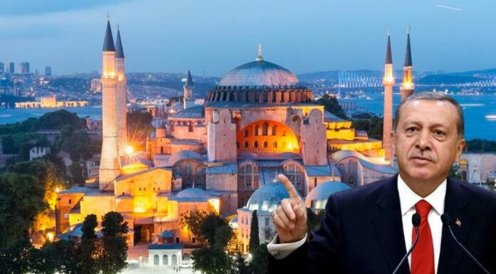 Ανοίγει αύριο το πρωί η Αγία Σοφία για τους μουσουλμάνους Την τελετή, στην οποία θα παρίστανται ο Τούρκος πρόεδρος Ταγίπ Ερντογάν με το υπουργικό συμβούλιο, θα διευθύνει ο επικεφαλής της Διεύθυνσης Θρησκευτικών Υποθέσεων της Τουρκίας Αλί Ερμπάς.