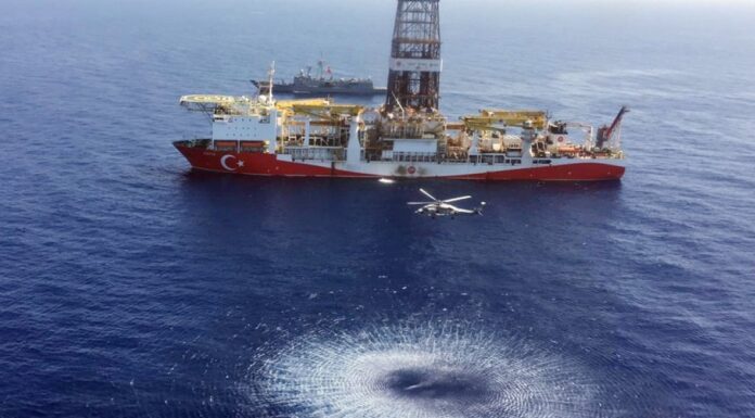 Η Άγκυρα ανακοίνωσε γεωτρήσεις του «Γιαβούζ» στην Κύπρο στις 18 Ιουλίου και η Αθήνα κάνει… διάλογο! Tην στιγμή που η Ελλάδα έχει συρθεί από την Γερμανία σ΄ένα διάλογο με την Τουρκία με βάση τον οποίο διεκδικεί ελληνικά κυριαρχικά δικαιώματα, η Άγκυρα ξεπερνώντας κάθε όριο προκλητικότητας προχωρά σε γεωτρήσεις στην κυπριακή ΑΟΖ.