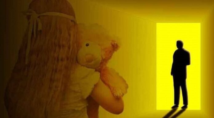 Σοκάρει ο 44χρονος καθηγητής για τον δεσμό με την 14χρονη μαθήτριά του: «Είμαι πολύ ερωτευμένος με την μικρή» Σοκάρει ο 44χρονος καθηγητής για τον δεσμό με την 14χρονη μαθήτριά του: «Είμαι πολύ ερωτευμένος με την μικρή»