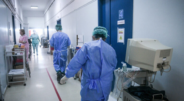 Κορωνοϊός: Πάνω από 500 κρούσματα τον Ιούλιο -Προβληματίζει η αύξηση των εισαγωγών στα νοσοκομεία Γιατροί σε νοσοκομείο αναφοράς /Φωτογραφία: Eurokinissi