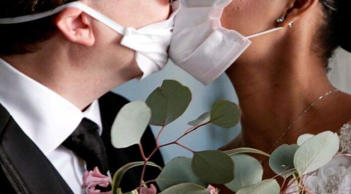 Μετά τα πανηγύρια, στο “στόχαστρο” οι γάμοι! Τι προτείνει στην κυβέρνηση η Επιτροπή των Ειδικών και των Λοιμωξιολόγων
