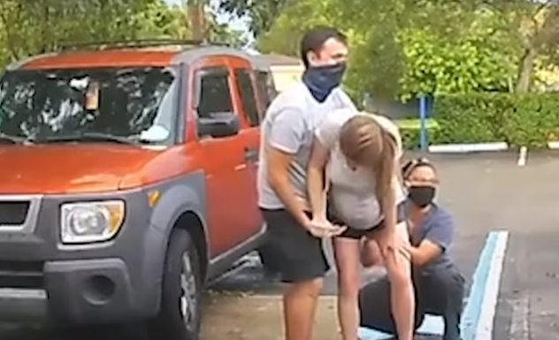 Το βίντεο που συγκλονίζει: Η στιγμή που η έγκυος γυναίκα γεννάει όρθια λίγο πριν προλάβει να μπει στο μαιευτήριο Τελικά όλα πήγαν καλά και η γυναίκα έφερε στον κόσμο το μωράκι της χωρίς επιπλοκές.