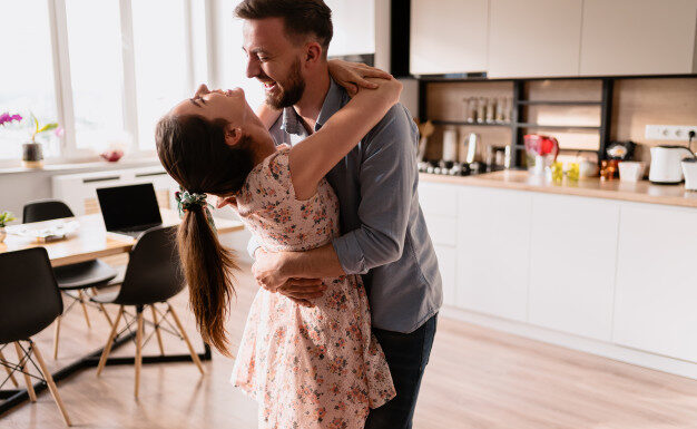 Σιωπή: Ο σύμμαχος της ενδοοικογενειακής βίας Κι αν θες τη γυναίκα σου άγγελο στο πλάι σου, φτιάξε της έναν παράδεισο.