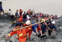 Μιανμάρ: Τουλάχιστον 162 νεκροί από κατολίσθηση σε ορυχείο νεφρίτη (vids) Τεράστιοι βράχοι έπεσαν σε μια λίμνη, μετά τις καταρρακτώδεις βροχές που έπληξαν την περιοχή, προκαλώντας αλλεπάλληλα κύματα λάσπης που κατέκλυσαν μια κοιλάδα στο καντόνι Χπακάντ, κοντά στα σύνορα με την Κίνα.