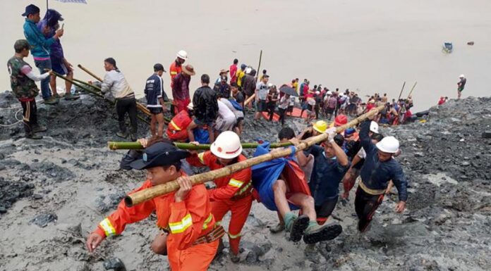 Μιανμάρ: Τουλάχιστον 162 νεκροί από κατολίσθηση σε ορυχείο νεφρίτη (vids) Τεράστιοι βράχοι έπεσαν σε μια λίμνη, μετά τις καταρρακτώδεις βροχές που έπληξαν την περιοχή, προκαλώντας αλλεπάλληλα κύματα λάσπης που κατέκλυσαν μια κοιλάδα στο καντόνι Χπακάντ, κοντά στα σύνορα με την Κίνα.