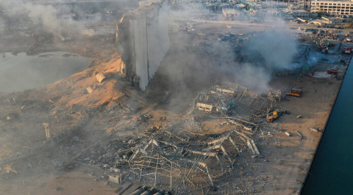 Έκρηξη στη Βηρυτό: Τι είναι το νιτρικό αμμώνιο, που προκάλεσε την τραγωδία -2.750 τόνοι, σαν μια μικρή «Χιροσίμα» Τα ερείπια της αποθήκης στο λιμάνι της Βηρυτού μετά την πολύνεκρη έκρηξη