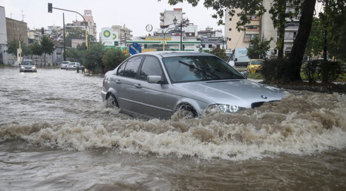 Πλημμύρισε ο Λαγκαδάς, εγκλωβίστηκαν κάτοικοι σε σπίτια και αυτοκίνητα