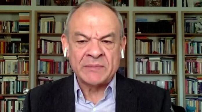 Ξέσπασμα στον «αέρα»: «Μας λέγατε εμβολιαστείτε για να μην πεθάνετε και οι μισοί νεκροί είναι εμβολιασμένοι» θανάτους. Γιατί οι μισοί από αυτούς ήταν πλήρως εμβολιασμένοι;