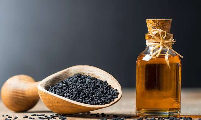 Οι θαυματουργές επιδράσεις του μαύρου κύμινου για το τριχωτό της κεφαλής και τα μαλλιά σαμπουάν κατά της τριχόπτωσης
