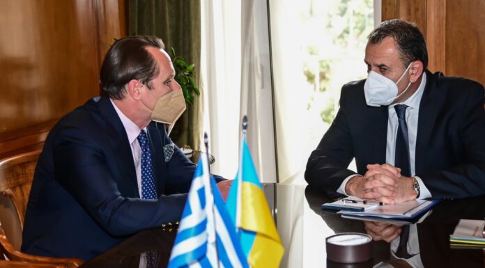 Συνάντηση ΥΕΘΑ Ν.Παναγιωτόπουλου με Ουκρανό πρεσβευτή για παραχώρηση των α/α S-300PMU1, Tor-M1 & OSA-AK O υπουργός Εθνικής Άμυνας Νίκος Παναγιωτόπουλος συναντήθηκε με τον πρέσβη της Ουκρανίας Sergii Shutenko και συζήτησαν τις εξελίξεις στην Ουκρανία, καθώς ο δεύτερος ευχαρίστησε τον Ν.Παναγιωτόπουλο για την αποστολή των όπλων του Ελληνικού Στρατού στους Ουκρανούς μαχητές, αλλά και για το ενδεχόμενο παραχώρησης αντιαεροπορικών συστημάτων ρωσικής κατασκευής, S-300PMU1, Tor-M1 και OSA-AK.