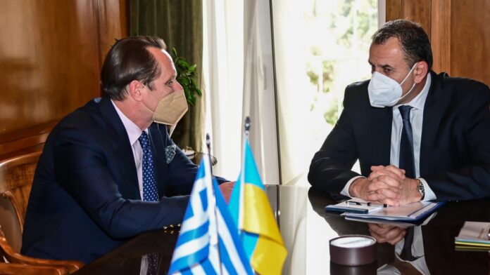 O υπουργός Εθνικής Άμυνας Νίκος Παναγιωτόπουλος συναντήθηκε με τον πρέσβη της Ουκρανίας Sergii Shutenko και συζήτησαν τις εξελίξεις στην Ουκρανία, καθώς ο δεύτερος  ευχαρίστησε τον Ν.Παναγιωτόπουλο για την αποστολή των όπλων του Ελληνικού Στρατού στους Ουκρανούς μαχητές, αλλά και για το ενδεχόμενο παραχώρησης αντιαεροπορικών συστημάτων ρωσικής κατασκευής, S-300PMU1, Tor-M1 και OSA-AK.