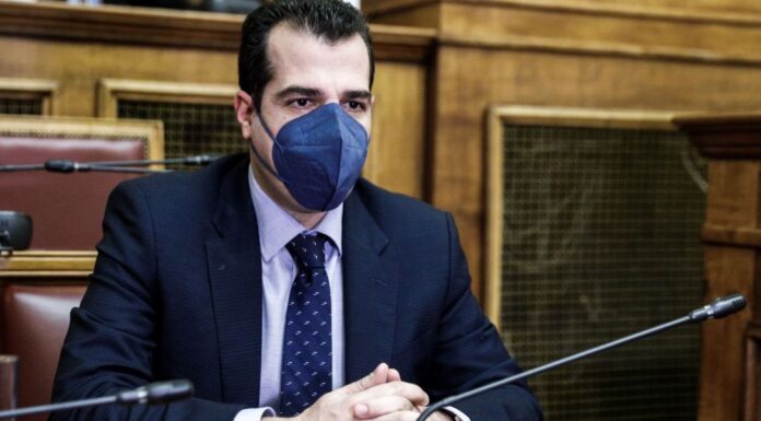 Απίστευτες εικόνες – Πάνοπλοι ΟΠΚΕ προστατεύουν τον υπουργό Υγείας Ο Θ.Πλεύρης κατά την επίσκεψη του στο νοσοκομείο τα «άκουσε»