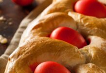 Πασχαλινό ψωμί με κόκκινα αυγά (Λαμπρόψωμο) Πασχαλινό ψωμί με κόκκινα αυγά (Λαμπρόψωμο)