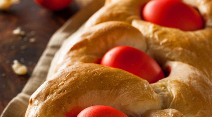 Πασχαλινό ψωμί με κόκκινα αυγά (Λαμπρόψωμο) Πασχαλινό ψωμί με κόκκινα αυγά (Λαμπρόψωμο)