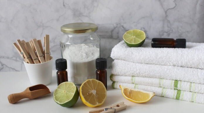 Με αυτά τα υλικά που έχεις στο σπίτι μπορείς να «εξαφανίσεις» επίμονους λεκέδες από τα ρούχα