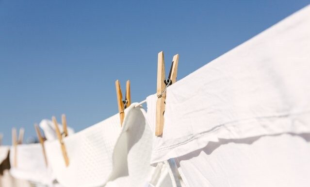Ξύδι και λεμόνι στα ρούχα; Κι όμως, αυτό είναι το μυστικό για να αστράφτουν και να μοσχοβολάνε