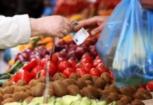 Η ακρίβεια “καίει” και τις λαϊκες αγορές – Μειώνουν τα ψώνια οι καταναλωτές