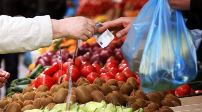 Η ακρίβεια “καίει” και τις λαϊκες αγορές – Μειώνουν τα ψώνια οι καταναλωτές