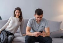 Μιλάει ο σύντροφός σας κρυφά με την πρώην του; Εδώ είναι τι πρέπει να κάνετε Μιλάει ο σύντροφός σας κρυφά με τον πρώην του;