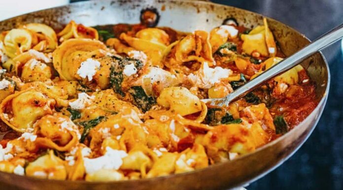 Γρήγορες και εύκολες ιδέες για δείπνο που πρέπει να δοκιμάσετε τώρα Μερικές συνταγές χωρίς κρέας βρίσκονται ένα κεφάλι πάνω από τις υπόλοιπες, και αυτή είναι μία από αυτές. Στην πραγματικότητα, νομίζω ότι θα χαρούμε να τρώμε αυτό το ιδιοφυές γρήγορο δείπνο κάθε μέρα της εβδομάδας. Δοκιμάστε αυτό το τορτελίνι τυριού σε κρεμώδη σάλτσα μαρινάρας !