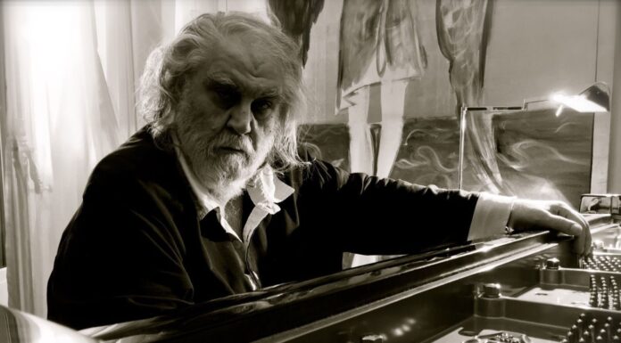 Βαγγέλης Παπαθανασίου: «Oλοι είμαστε συνάθροιση δισεκατομμυρίων ετών μνήμης»