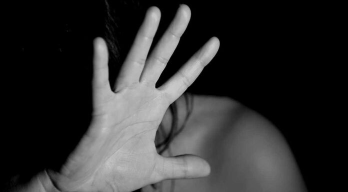 Κρήτη: Τουρίστρια στα Μάλια έκανε καταγγελία για βιασμό – Δράστης ήταν ο πατέρας της. τουρίστρια στα Μάλια έκανε καταγγελία για βιασμό – Δράστης ήταν ο πατέρας της.