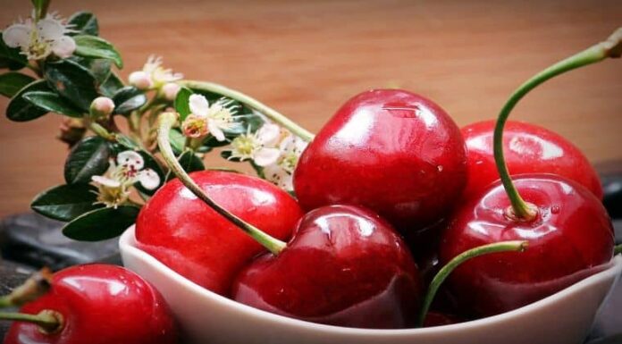 Πως να καθαρίσεις εύκολα τα κεράσια από τα κουκούτσια τους