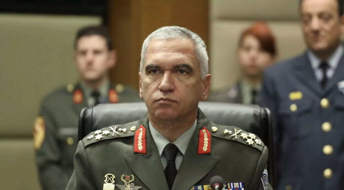 Ο στρατηγός Κωσταράκος απαντά στις προκλήσεις Τσελίκ: Αν έρθετε βράδυ «θα σας φάνε τα μαύρα ψάρια και το αλμυρό νερό» – Έχετε βρει τρύπες να κρυφτείτε;