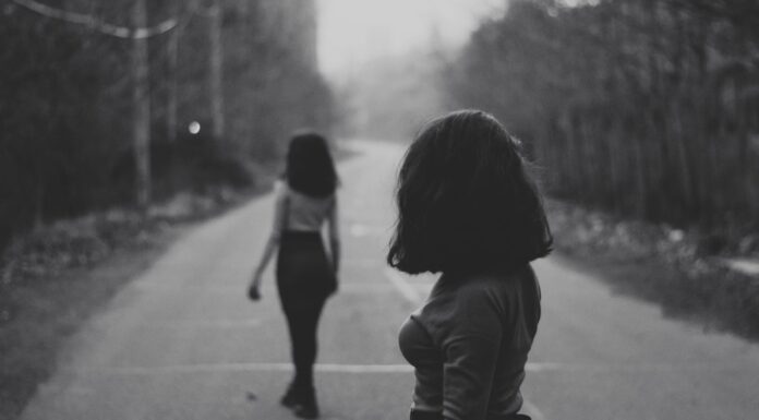 Όταν δείχνετε ευτυχισμένοι μπροστά σε ζηλιάρηδες ανθρώπους μπορεί να είναι επι