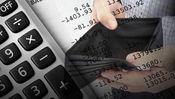 Γονατίζουν» τα ελληνικά νοικοκυριά: «Κόβουν» την κατανάλωση για να μπορέσουν να πληρώσουν τους λογαριασμούς