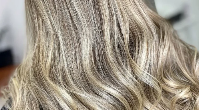 10 φυσικοί και οικολογικοί τρόποι για την κάλυψη των γκρίζων μαλλιών
