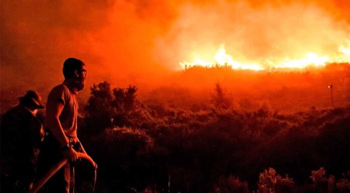 Χίος: Σε εξέλιξη η φωτιά – Εκκενώθηκαν δύο οικισμοί