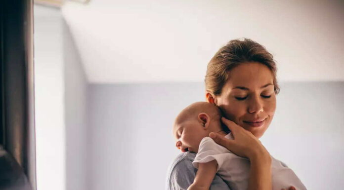 Η δύναμη της αγκαλιάς: Τα σωματικά και ψυχικά οφέλη που προσφέρει στο παιδί