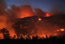 Ανεξέλεγκτα καίει η φωτιά στην Πεντέλη – Μαίνεται σε Ντράφι και Ανθούσα